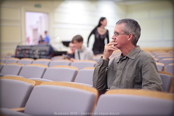 Neville Hall je skladatelj, ki ustvarja natančno strukturirano, a tudi zvočno občutljivo in krhko glasbo, v kateri ima pomembno mesto tudi tišina (foto: Dejan Bulut / fotodokumentacija skladatelja)